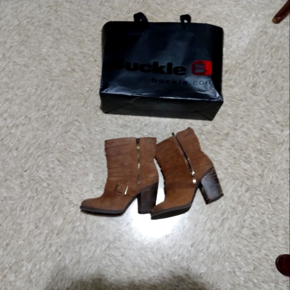 Boots ,swayed,light brown size 7 beautiful 2" heel